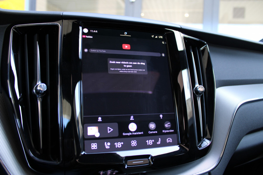 Volvo XC60 2.0 T6 Plug-in hybrid AWD Plus Black Edition | Panoramadak | H/K | Camera | Leder