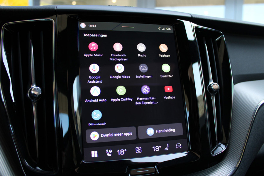 Volvo XC60 2.0 T6 Plug-in hybrid AWD Plus Black Edition | Panoramadak | H/K | Camera | Leder