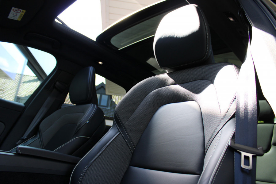 Volvo XC60 2.0 T6 Plug-in hybrid AWD Plus Black Edition | Panoramadak | H/K | Camera | Leder