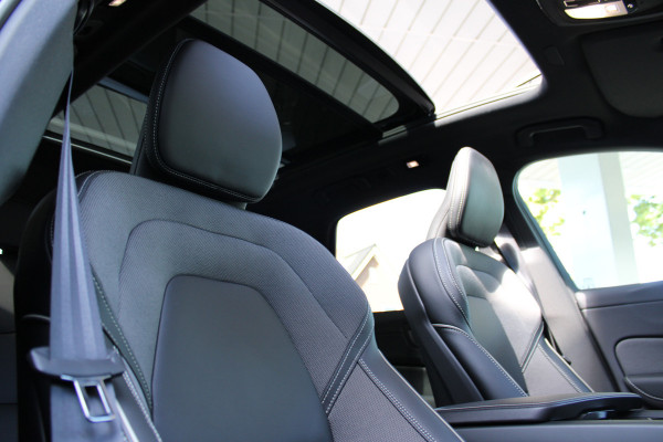 Volvo XC60 2.0 T6 Plug-in hybrid AWD Plus Black Edition | Panoramadak | H/K | Camera | Leder