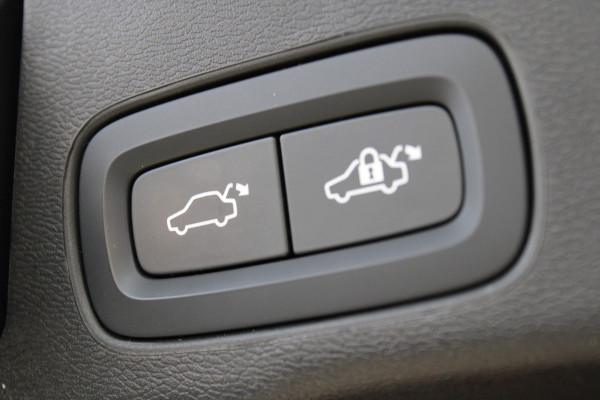 Volvo XC60 2.0 T6 Plug-in hybrid AWD Plus Black Edition | Panoramadak | H/K | Camera | Leder