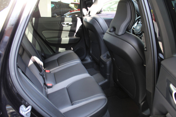 Volvo XC60 2.0 T6 Plug-in hybrid AWD Plus Black Edition | Panoramadak | H/K | Camera | Leder