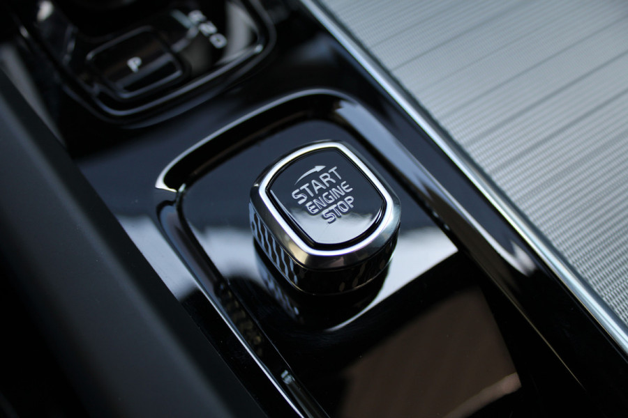 Volvo XC60 2.0 T6 Plug-in hybrid AWD Plus Black Edition | Panoramadak | H/K | Camera | Leder