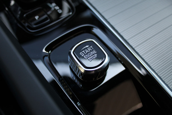 Volvo XC60 2.0 T6 Plug-in hybrid AWD Plus Black Edition | Panoramadak | H/K | Camera | Leder