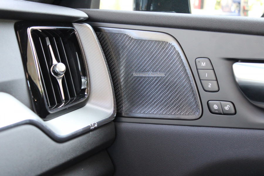 Volvo XC60 2.0 T6 Plug-in hybrid AWD Plus Black Edition | Panoramadak | H/K | Camera | Leder