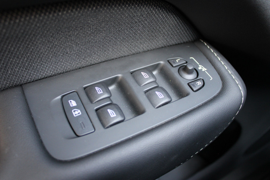 Volvo XC60 2.0 T6 Plug-in hybrid AWD Plus Black Edition | Panoramadak | H/K | Camera | Leder
