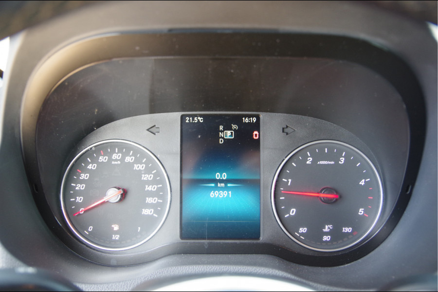 Mercedes-Benz Sprinter 319 3.0 CDI V6 L2H2 3-ZITS, AUT. LED, 3.5T TREKHAAK, MBUX 10'', STANDKACHEL, ZONNEKLEP, VOORSPOILER, KUNSTSTOFDELEN IN KLEUR, CA