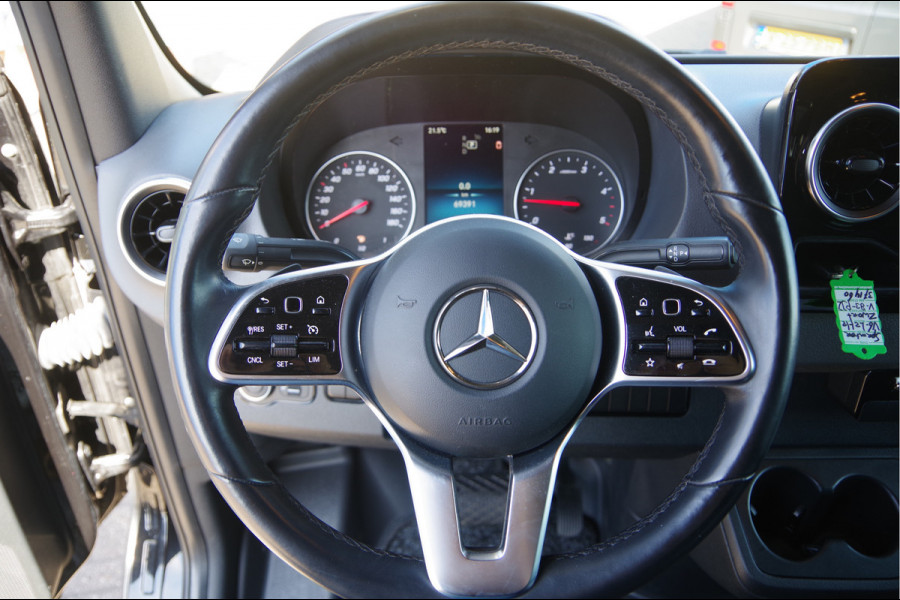 Mercedes-Benz Sprinter 319 3.0 CDI V6 L2H2 3-ZITS, AUT. LED, 3.5T TREKHAAK, MBUX 10'', STANDKACHEL, ZONNEKLEP, VOORSPOILER, KUNSTSTOFDELEN IN KLEUR, CA
