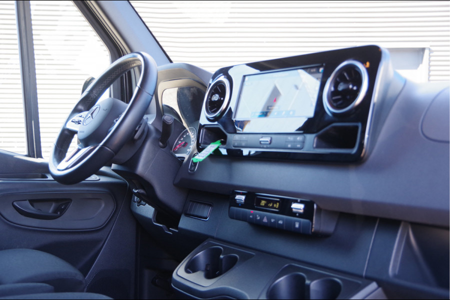Mercedes-Benz Sprinter 319 3.0 CDI V6 L2H2 3-ZITS, AUT. LED, 3.5T TREKHAAK, MBUX 10'', STANDKACHEL, ZONNEKLEP, VOORSPOILER, KUNSTSTOFDELEN IN KLEUR, CA