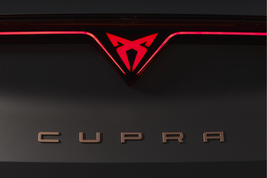 CUPRA Formentor 1.5 TSI e-Hybrid 272 PK VZ Extreme | Maxton Design | Bronze Matt | S/K-Panodak | Sennheiser | Elek. stoelen | Matrix LED | Adapt. Cruise | Stoel-+stuurverw. | Camera | NAV+App. Connect | Elek. Klep | LM 19" | 8666