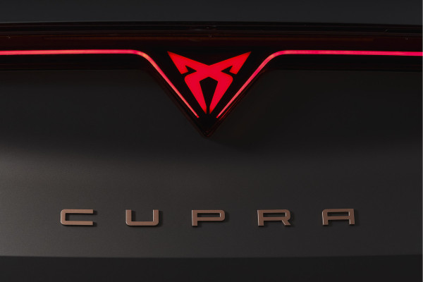 CUPRA Formentor 1.5 TSI e-Hybrid 272 PK VZ Extreme | Maxton Design | Bronze Matt | S/K-Panodak | Sennheiser | Elek. stoelen | Matrix LED | Adapt. Cruise | Stoel-+stuurverw. | Camera | NAV+App. Connect | Elek. Klep | LM 19" | 8666