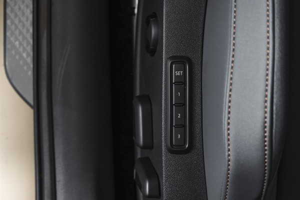 CUPRA Formentor 1.5 TSI e-Hybrid 272 PK VZ Extreme | Maxton Design | Bronze Matt | S/K-Panodak | Sennheiser | Elek. stoelen | Matrix LED | Adapt. Cruise | Stoel-+stuurverw. | Camera | NAV+App. Connect | Elek. Klep | LM 19" | 8666