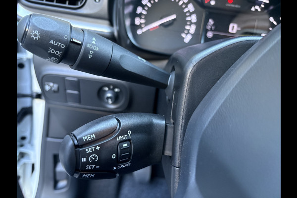 Citroën C3 1.2 PureTech C-Series Airco - Apple carplay - Bluetooth - Cruise control - Licht metalen velgen 16 inch - Navigatiesysteem - Radio - Stuur multifunctioneel - Led verlichting - Mistlampen - Start/stop systeem - Elektrische ramen - Extra getint glas achter