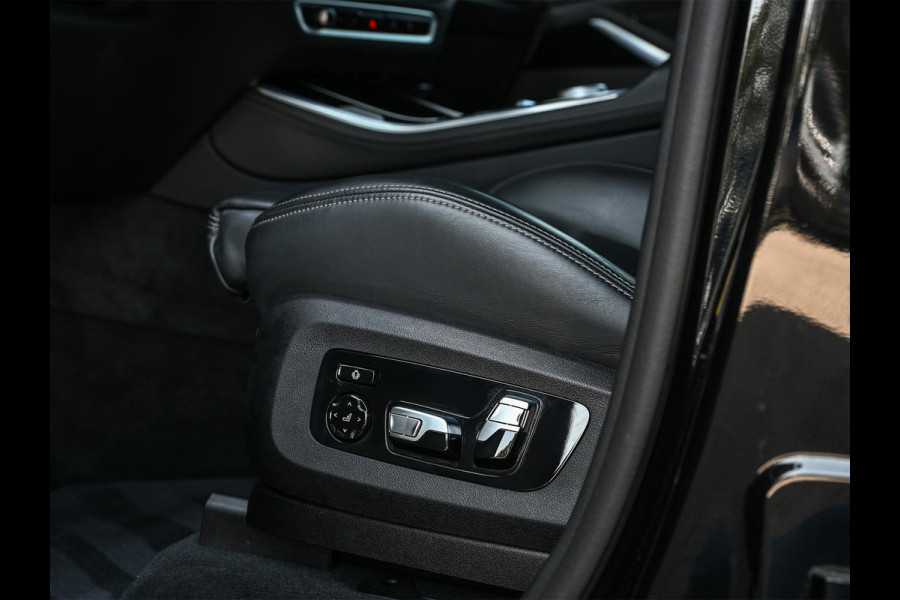 BMW X5 xDrive50e M-Sport Pro | Panoramadak | M-Performance Seats | HUD | 360 Camera | Stoelverwarming + Ventilatie | Memory Seats | Ambiance Interieur | Soft Close | Iconic Glow | Achterbank Verwarming |