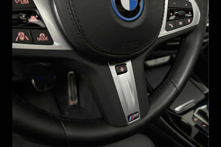 BMW iX3 M-Sport | Sophisto Grey! | Panorama | ACC | Leder | Memory | El. Trekhaak | 97.6% SOH | Sfeerverlichting | 3-Zone Clima | Carplay | LED | Btw auto, 35250,= ex. | Rijklaar incl. Bovag garantie!