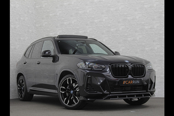 BMW iX3 M-Sport | Sophisto Grey! | Panorama | ACC | Leder | Memory | El. Trekhaak | 97.6% SOH | Sfeerverlichting | 3-Zone Clima | Carplay | LED | Btw auto, 35250,= ex. | Rijklaar incl. Bovag garantie!