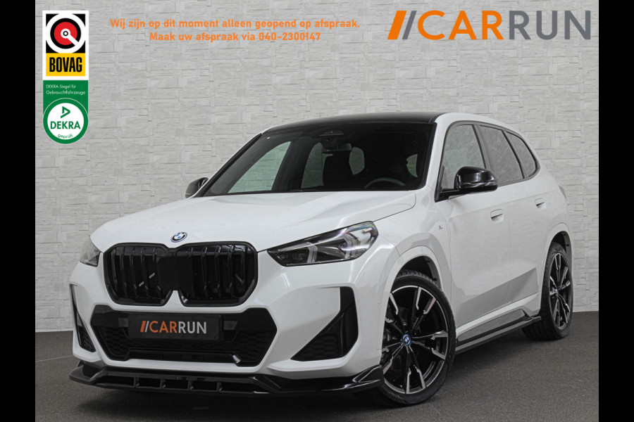 BMW iX1 30 313pk X-Drive M-Sport Performance | Adaptief Led | Sportstoelen | Keyless | 4WD | Adaptieve Cruise en Struurwielverw. voorbereid | Antraciet Hemel | Carplay | Sfeerverlichting | 1200kg Trekgewicht | Camera | Bovag Garantie.