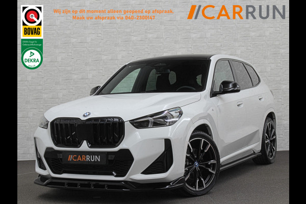 BMW iX1 30 313pk X-Drive M-Sport Performance | Adaptief Led | Sportstoelen | Keyless | 4WD | Adaptieve Cruise en Struurwielverw. voorbereid | Antraciet Hemel | Carplay | Sfeerverlichting | 1200kg Trekgewicht | Camera | Bovag Garantie.