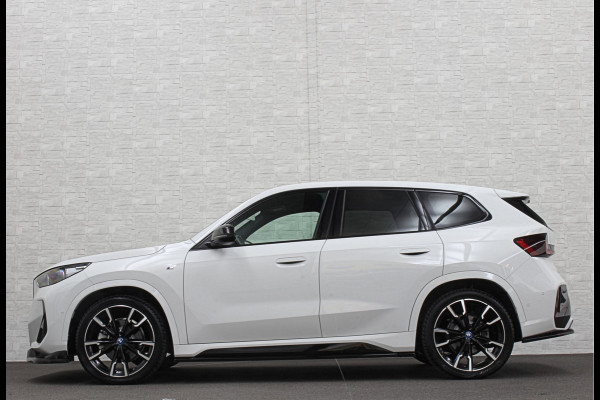 BMW iX1 30 313pk X-Drive M-Sport Performance | Adaptief Led | Sportstoelen | Keyless | 4WD | Adaptieve Cruise en Struurwielverw. voorbereid | Antraciet Hemel | Carplay | Sfeerverlichting | 1200kg Trekgewicht | Camera | Bovag Garantie.
