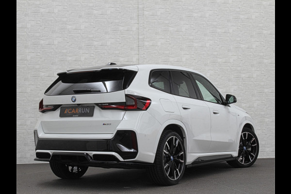 BMW iX1 30 313pk X-Drive M-Sport Performance | Adaptief Led | Sportstoelen | Keyless | 4WD | Adaptieve Cruise en Struurwielverw. voorbereid | Antraciet Hemel | Carplay | Sfeerverlichting | 1200kg Trekgewicht | Camera | Bovag Garantie.