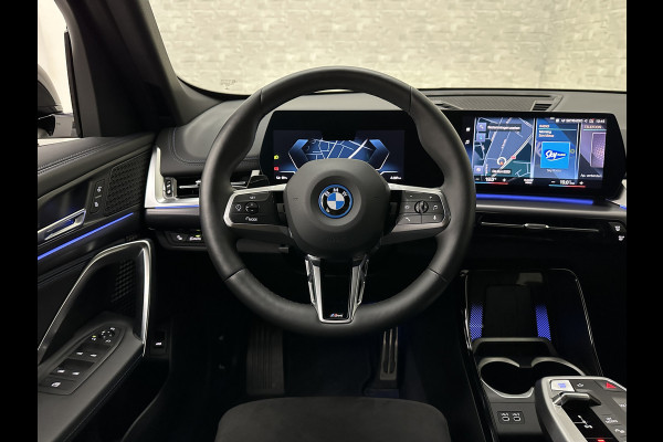 BMW iX1 30 313pk X-Drive M-Sport Performance | Adaptief Led | Sportstoelen | Keyless | 4WD | Adaptieve Cruise en Struurwielverw. voorbereid | Antraciet Hemel | Carplay | Sfeerverlichting | 1200kg Trekgewicht | Camera | Bovag Garantie.