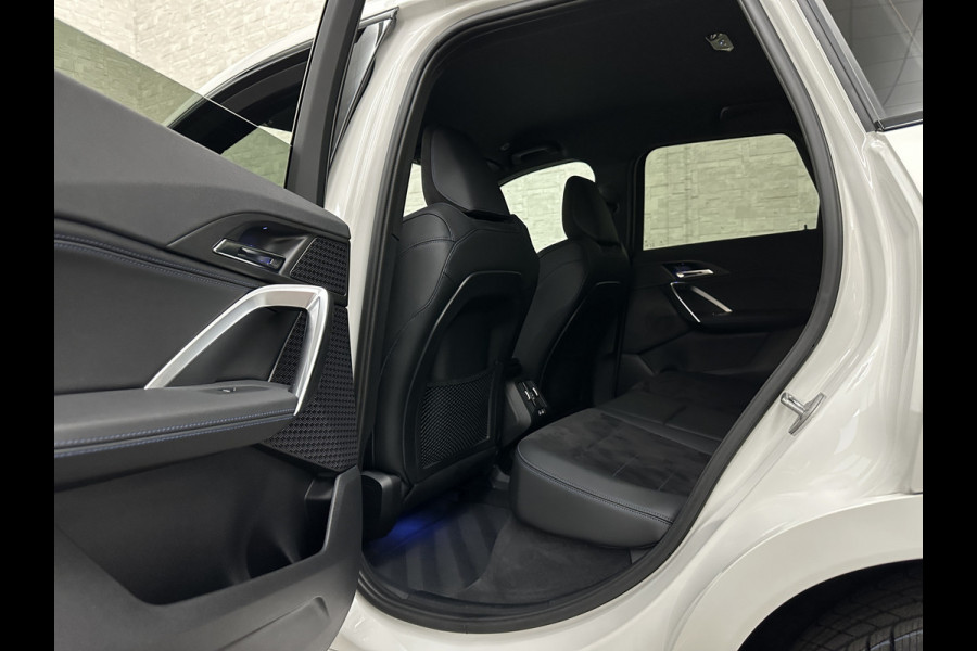 BMW iX1 30 313pk X-Drive M-Sport Performance | Adaptief Led | Sportstoelen | Keyless | 4WD | Adaptieve Cruise en Struurwielverw. voorbereid | Antraciet Hemel | Carplay | Sfeerverlichting | 1200kg Trekgewicht | Camera | Bovag Garantie.