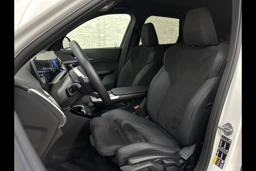 BMW iX1 30 313pk X-Drive M-Sport Performance | Adaptief Led | Sportstoelen | Keyless | 4WD | Adaptieve Cruise en Struurwielverw. voorbereid | Antraciet Hemel | Carplay | Sfeerverlichting | 1200kg Trekgewicht | Camera | Bovag Garantie.