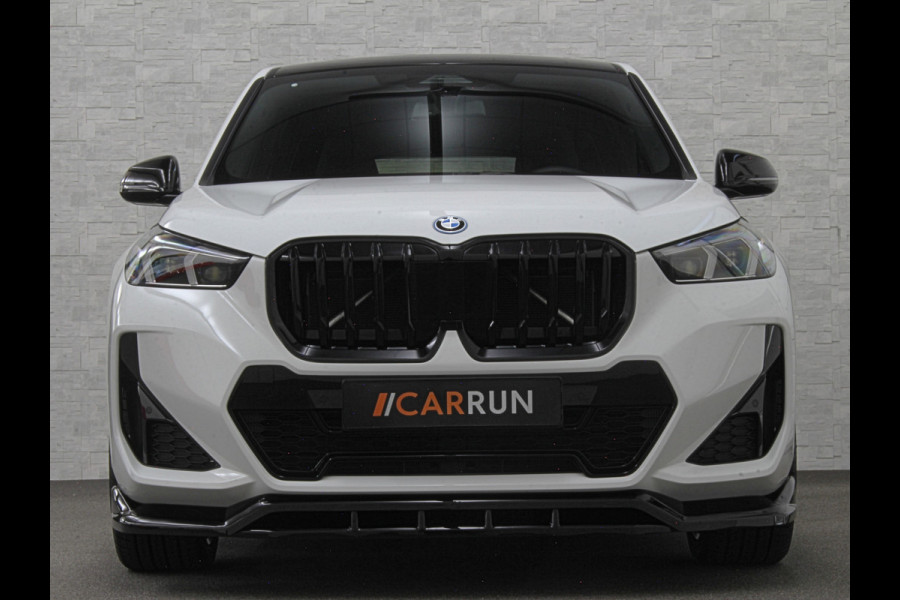 BMW iX1 30 313pk X-Drive M-Sport Performance | Adaptief Led | Sportstoelen | Keyless | 4WD | Adaptieve Cruise en Struurwielverw. voorbereid | Antraciet Hemel | Carplay | Sfeerverlichting | 1200kg Trekgewicht | Camera | Bovag Garantie.