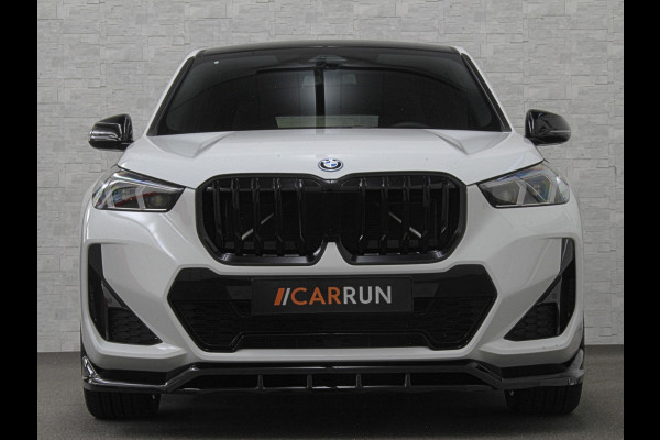 BMW iX1 30 313pk X-Drive M-Sport Performance | Adaptief Led | Sportstoelen | Keyless | 4WD | Adaptieve Cruise en Struurwielverw. voorbereid | Antraciet Hemel | Carplay | Sfeerverlichting | 1200kg Trekgewicht | Camera | Bovag Garantie.