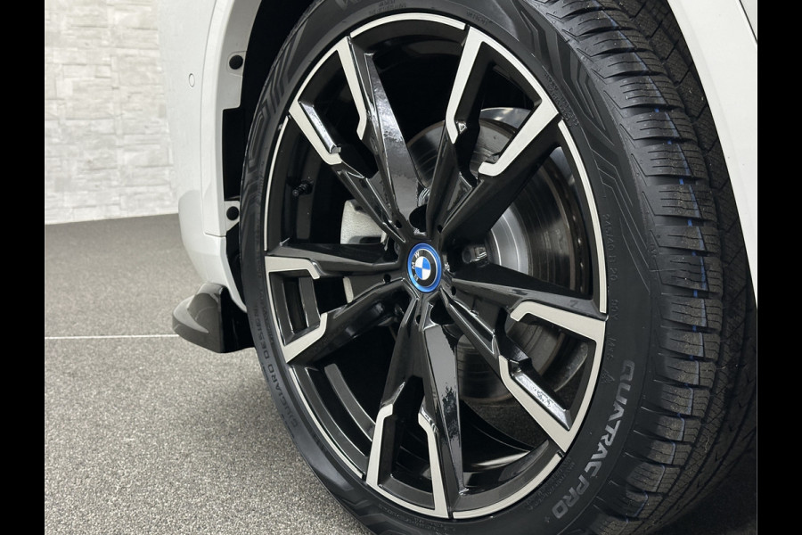 BMW iX1 30 313pk X-Drive M-Sport Performance | Adaptief Led | Sportstoelen | Keyless | 4WD | Adaptieve Cruise en Struurwielverw. voorbereid | Antraciet Hemel | Carplay | Sfeerverlichting | 1200kg Trekgewicht | Camera | Bovag Garantie.