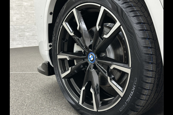 BMW iX1 30 313pk X-Drive M-Sport Performance | Adaptief Led | Sportstoelen | Keyless | 4WD | Adaptieve Cruise en Struurwielverw. voorbereid | Antraciet Hemel | Carplay | Sfeerverlichting | 1200kg Trekgewicht | Camera | Bovag Garantie.