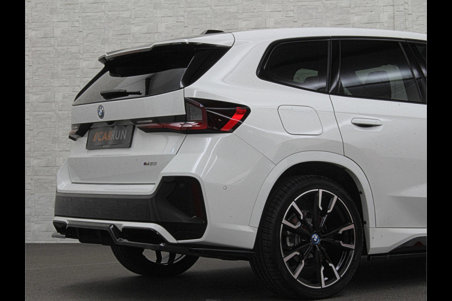 BMW iX1 30 313pk X-Drive M-Sport Performance | Adaptief Led | Sportstoelen | Keyless | 4WD | Adaptieve Cruise en Struurwielverw. voorbereid | Antraciet Hemel | Carplay | Sfeerverlichting | 1200kg Trekgewicht | Camera | Bovag Garantie.