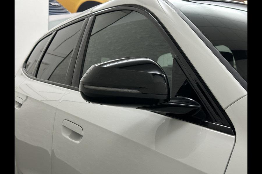 BMW iX1 30 313pk X-Drive M-Sport Performance | Adaptief Led | Sportstoelen | Keyless | 4WD | Adaptieve Cruise en Struurwielverw. voorbereid | Antraciet Hemel | Carplay | Sfeerverlichting | 1200kg Trekgewicht | Camera | Bovag Garantie.