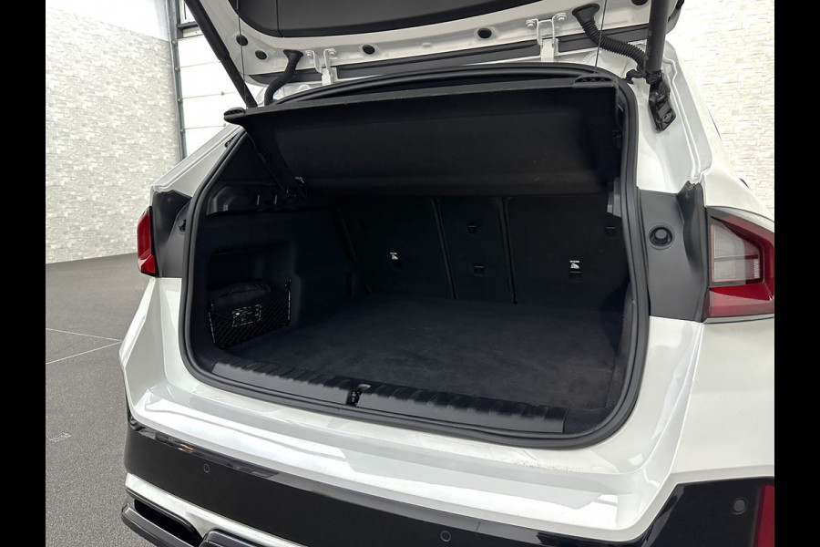 BMW iX1 30 313pk X-Drive M-Sport Performance | Adaptief Led | Sportstoelen | Keyless | 4WD | Adaptieve Cruise en Struurwielverw. voorbereid | Antraciet Hemel | Carplay | Sfeerverlichting | 1200kg Trekgewicht | Camera | Bovag Garantie.
