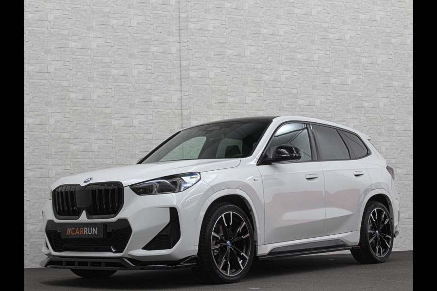 BMW iX1 30 313pk X-Drive M-Sport Performance | Adaptief Led | Sportstoelen | Keyless | 4WD | Adaptieve Cruise en Struurwielverw. voorbereid | Antraciet Hemel | Carplay | Sfeerverlichting | 1200kg Trekgewicht | Camera | Bovag Garantie.