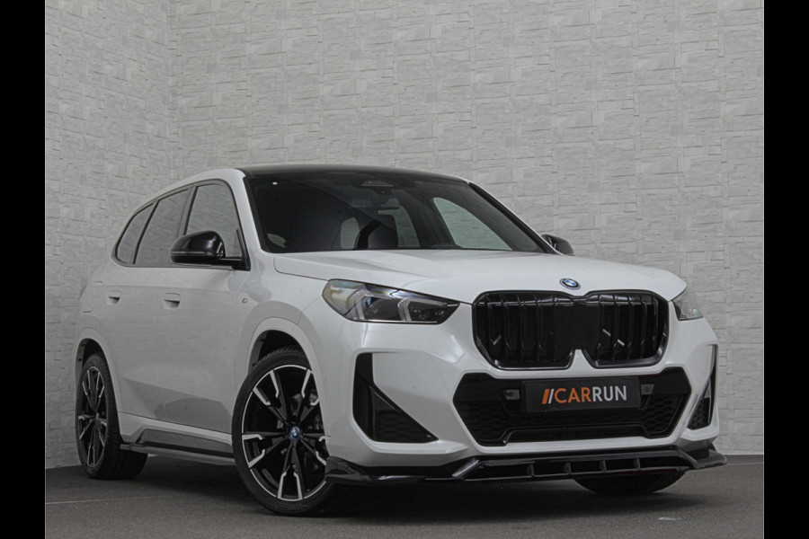 BMW iX1 30 313pk X-Drive M-Sport Performance | Adaptief Led | Sportstoelen | Keyless | 4WD | Adaptieve Cruise en Struurwielverw. voorbereid | Antraciet Hemel | Carplay | Sfeerverlichting | 1200kg Trekgewicht | Camera | Bovag Garantie.
