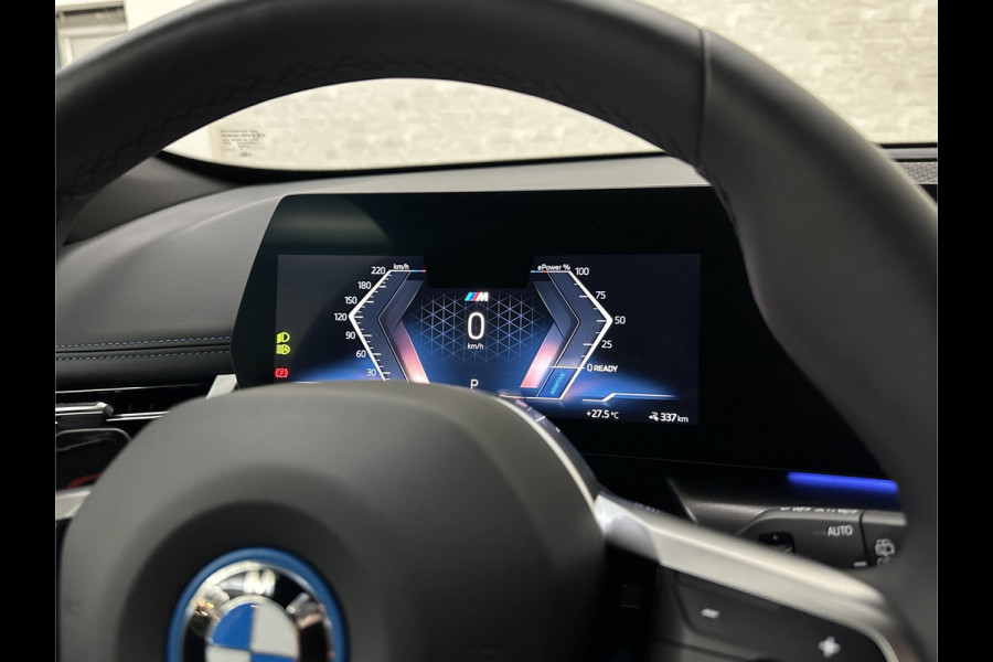 BMW iX1 30 313pk X-Drive M-Sport Performance | Adaptief Led | Sportstoelen | Keyless | 4WD | Adaptieve Cruise en Struurwielverw. voorbereid | Antraciet Hemel | Carplay | Sfeerverlichting | 1200kg Trekgewicht | Camera | Bovag Garantie.