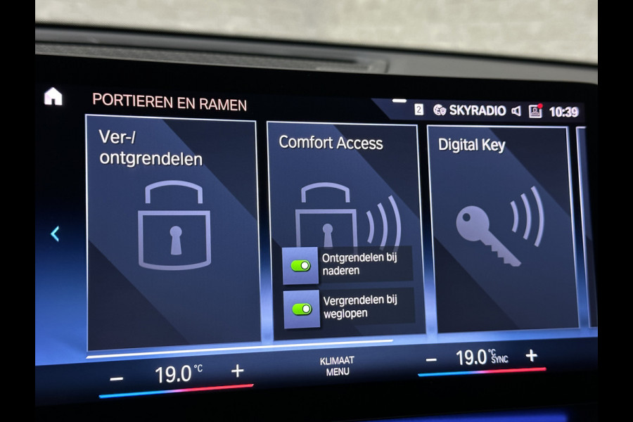 BMW iX1 30 313pk X-Drive M-Sport Performance | Adaptief Led | Sportstoelen | Keyless | 4WD | Adaptieve Cruise en Struurwielverw. voorbereid | Antraciet Hemel | Carplay | Sfeerverlichting | 1200kg Trekgewicht | Camera | Bovag Garantie.