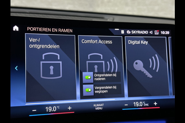 BMW iX1 30 313pk X-Drive M-Sport Performance | Adaptief Led | Sportstoelen | Keyless | 4WD | Adaptieve Cruise en Struurwielverw. voorbereid | Antraciet Hemel | Carplay | Sfeerverlichting | 1200kg Trekgewicht | Camera | Bovag Garantie.