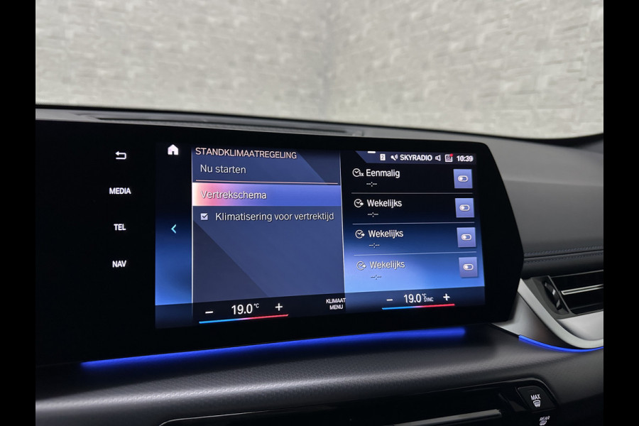 BMW iX1 30 313pk X-Drive M-Sport Performance | Adaptief Led | Sportstoelen | Keyless | 4WD | Adaptieve Cruise en Struurwielverw. voorbereid | Antraciet Hemel | Carplay | Sfeerverlichting | 1200kg Trekgewicht | Camera | Bovag Garantie.