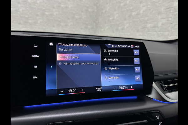 BMW iX1 30 313pk X-Drive M-Sport Performance | Adaptief Led | Sportstoelen | Keyless | 4WD | Adaptieve Cruise en Struurwielverw. voorbereid | Antraciet Hemel | Carplay | Sfeerverlichting | 1200kg Trekgewicht | Camera | Bovag Garantie.