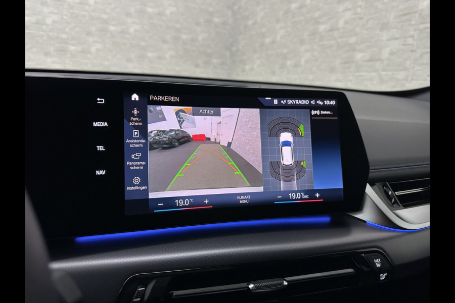 BMW iX1 30 313pk X-Drive M-Sport Performance | Adaptief Led | Sportstoelen | Keyless | 4WD | Adaptieve Cruise en Struurwielverw. voorbereid | Antraciet Hemel | Carplay | Sfeerverlichting | 1200kg Trekgewicht | Camera | Bovag Garantie.