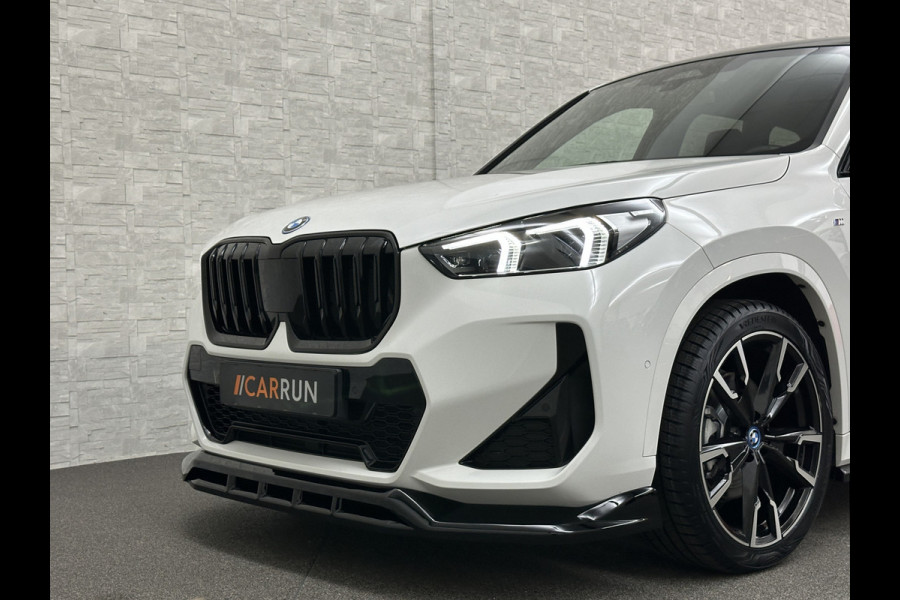 BMW iX1 30 313pk X-Drive M-Sport Performance | Adaptief Led | Sportstoelen | Keyless | 4WD | Adaptieve Cruise en Struurwielverw. voorbereid | Antraciet Hemel | Carplay | Sfeerverlichting | 1200kg Trekgewicht | Camera | Bovag Garantie.