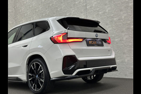 BMW iX1 30 313pk X-Drive M-Sport Performance | Adaptief Led | Sportstoelen | Keyless | 4WD | Adaptieve Cruise en Struurwielverw. voorbereid | Antraciet Hemel | Carplay | Sfeerverlichting | 1200kg Trekgewicht | Camera | Bovag Garantie.