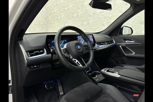 BMW iX1 30 313pk X-Drive M-Sport Performance | Adaptief Led | Sportstoelen | Keyless | 4WD | Adaptieve Cruise en Struurwielverw. voorbereid | Antraciet Hemel | Carplay | Sfeerverlichting | 1200kg Trekgewicht | Camera | Bovag Garantie.