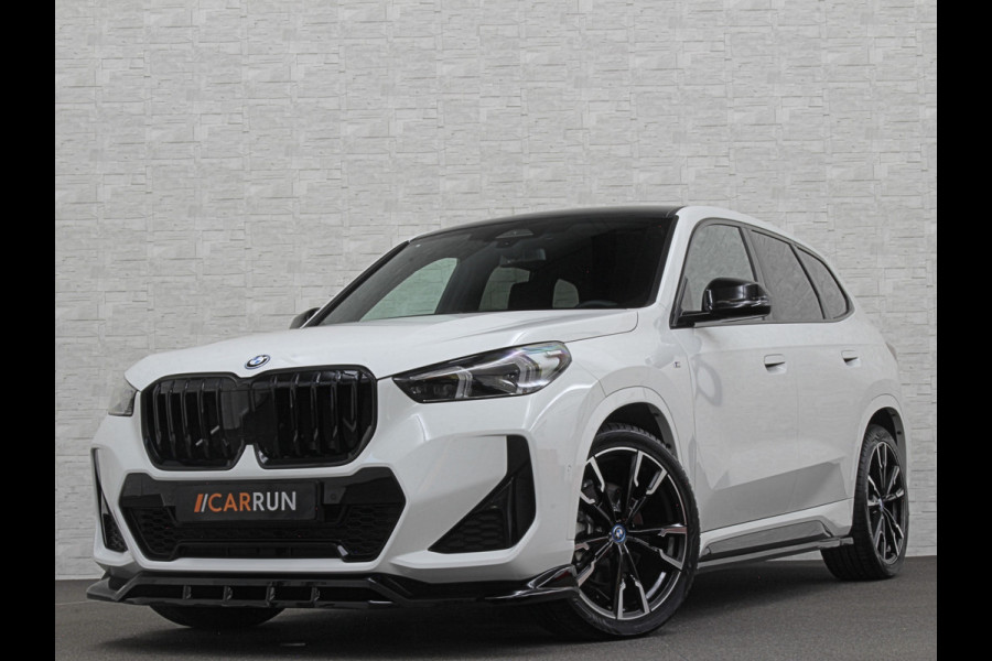 BMW iX1 30 313pk X-Drive M-Sport Performance | Adaptief Led | Sportstoelen | Keyless | 4WD | Adaptieve Cruise en Struurwielverw. voorbereid | Antraciet Hemel | Carplay | Sfeerverlichting | 1200kg Trekgewicht | Camera | Bovag Garantie.