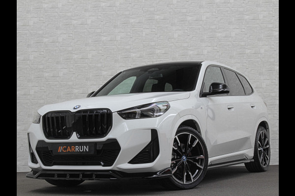 BMW iX1 30 313pk X-Drive M-Sport Performance | Adaptief Led | Sportstoelen | Keyless | 4WD | Adaptieve Cruise en Struurwielverw. voorbereid | Antraciet Hemel | Carplay | Sfeerverlichting | 1200kg Trekgewicht | Camera | Bovag Garantie.