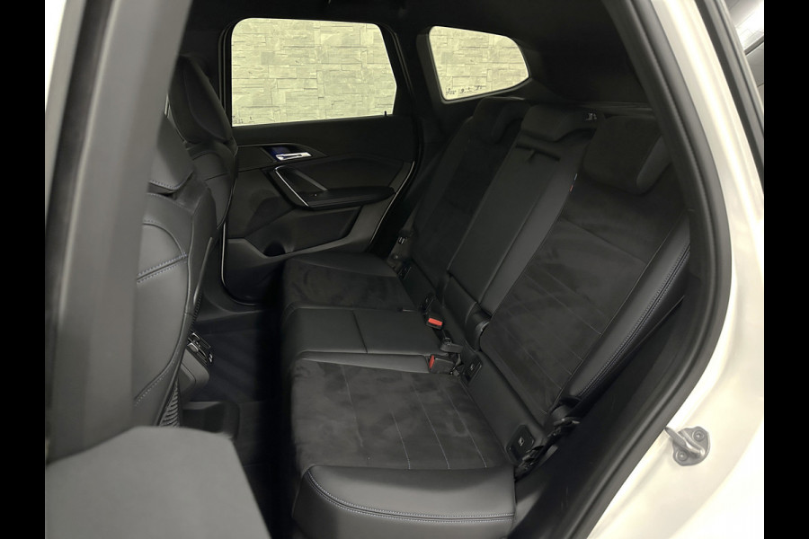 BMW iX1 30 313pk X-Drive M-Sport Performance | Adaptief Led | Sportstoelen | Keyless | 4WD | Adaptieve Cruise en Struurwielverw. voorbereid | Antraciet Hemel | Carplay | Sfeerverlichting | 1200kg Trekgewicht | Camera | Bovag Garantie.