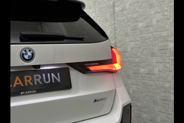 BMW iX1 30 313pk X-Drive M-Sport Performance | Adaptief Led | Sportstoelen | Keyless | 4WD | Adaptieve Cruise en Struurwielverw. voorbereid | Antraciet Hemel | Carplay | Sfeerverlichting | 1200kg Trekgewicht | Camera | Bovag Garantie.