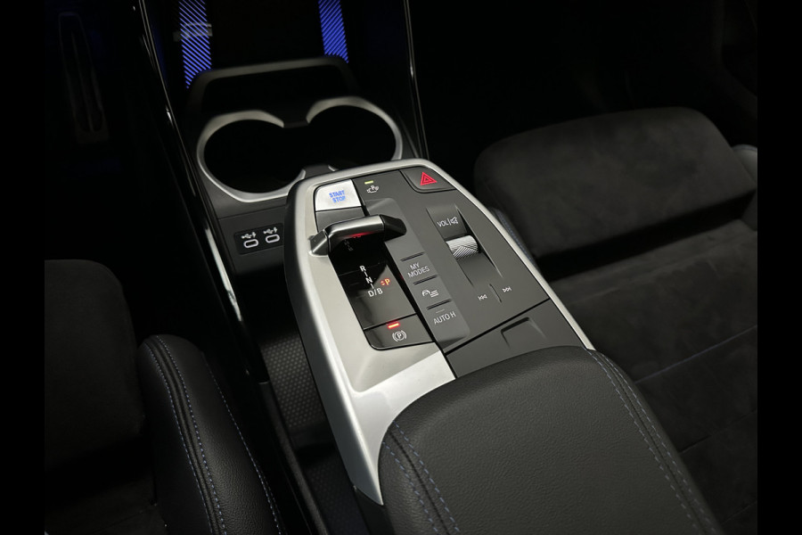 BMW iX1 30 313pk X-Drive M-Sport Performance | Adaptief Led | Sportstoelen | Keyless | 4WD | Adaptieve Cruise en Struurwielverw. voorbereid | Antraciet Hemel | Carplay | Sfeerverlichting | 1200kg Trekgewicht | Camera | Bovag Garantie.